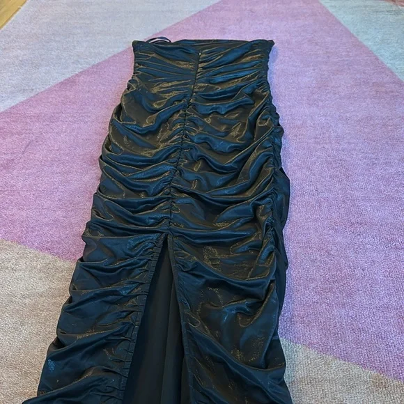 More to come - Maddy Ruched Gown in black - Picture 6 of 7
